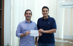 Iratã Abreu durante ato de filiação ao PSDB, ao lado do pré-candidato ao governo Vicentinho Júnior e demais lideranças 