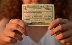 Jovens a partir de 15 anos já podem solicitar o título; quem completar 16 anos até 4 de outubro estará apto a votar. Atendimento pode ser online ou presencial nos cartórios eleitorais
