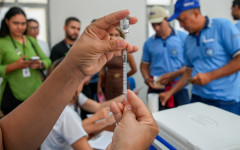 Os adolescentes devem estar acompanhados dos pais ou responsáveis e para receber a dose, basta apresentar a carteira de vacinação e CPF.