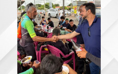 Pré-candidato Ho-che-min cumprimenta lideranças durante o 5º Passeio Ciclístico Ecológico do Bico, em Angico (TO)
