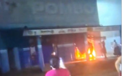 Populares registram incêndio em um supermercado no Setor Barros em Araguaína. 