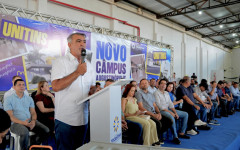 Deputado Amélio Cayres (MDB) durante discurso na assinatura da ordem de serviço para construção do novo campus da Unitins em Augustinópolis (Foto: Lwann Araújo)