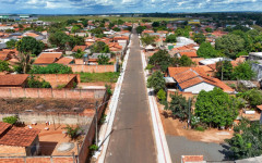 Calçada acessível com piso tátil sendo implantada em Araguaína; obra garante mobilidade e segurança para idosos e pessoas com deficiência 