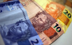  Os 11,9 milhões restantes, que ganham além do mínimo, começam a receber a antecipação do décimo terceiro em 2 de maio.