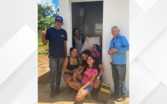 Grupo dos Autônomos de Itacajá durante a construção do banheiro para a família de Maria de Jesus, no povoado Brejão 