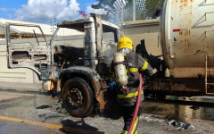 Caminhão do tipo limpa-fossa pegou fogo na tarde desta quarta-feira (29) na Rua José de Alencar, setor Jardim Filadélfia, em Araguaína