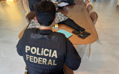 Policiais federais durante cumprimento de mandados da Operação Palavra-Chave em Araguaína