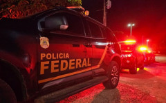 Policiais federais durante cumprimento de mandados da Operação Carta Marcada, nesta quarta-feira (6)
