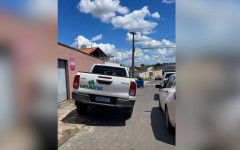 Caminhonete do Naturatins estacionada sobre calçada na Rua Anápolis, em Araguaína