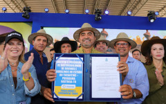 Governador Wanderlei Barbosa assina decretos voltados à rastreabilidade animal e ao Passaporte Equestre durante a abertura oficial da Agrotins 2026, em Palmas