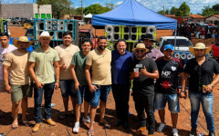 Ho-Che-Min durante cavalgada em Bielândia, ao lado de apoiadores e integrantes do grupo Subliminares