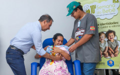 Prefeito Wagner Rodrigues entrega faixa de Bebê Prefeita 2026 a Alice Maria Carvalho, nascida na terça-feira (19) 