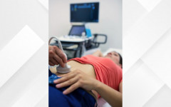 Exame de ultrassonografia abdominal sendo realizado