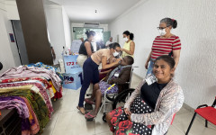 Voluntárias realizam maquiagem e penteado em pacientes durante ação na Fundação Pró-Rim, em Palmas 