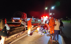 Veículo modelo Chevrolet Corsa capotado no canteiro central da BR-153, em Araguaína