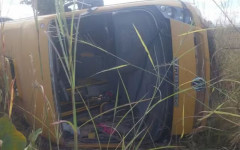Ônibus escolar da Prefeitura de Paranã tombou na TO-010 durante trajeto com estudantes no sul do Tocantins