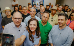 Senadora Professora Dorinha Seabra (União) durante reunião política em Araguaína ao lado de Ronaldo Dimas e Tiago Dimas