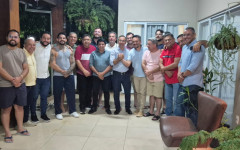 Prefeito Wagner Rodrigues e vereador Max Fleury durante reunião que formalizou apoio à reeleição na presidência da Câmara Municipal de Araguaína