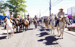 Desfile de 41 comitivas percorreu as ruas de Araguaína em celebração à tradição sertaneja e ao agronegócio regional