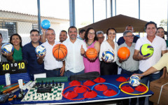  Estudantes do Colégio Estadual de Cristalândia recebem os novos materiais esportivos que serão utilizados nas atividades pedagógicas e nos jogos escolares