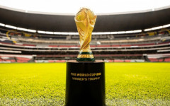 Estádio Azteca, que abre o Mundial 2026, com a taça da Copa do Mundo