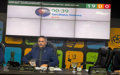 ereador Max Fleury (MDB) durante sessão que o reelegeu presidente da Câmara de Araguaína 
