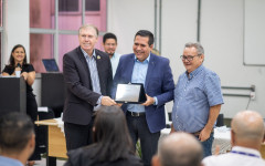 O deputado ainda recebeu um título de agradecimento da UFNT e destacou sua trajetória acadêmica como base de sua atuação pública