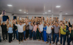 Senadora Professora Dorinha Seabra (União Brasil) durante reunião com suplentes de vereador e lideranças no Jardim Aureny IV, em Palmas
