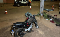 Local onde os dois homens morreram após colidir contra poste na Avenida Castelo Branco, em Araguaína 