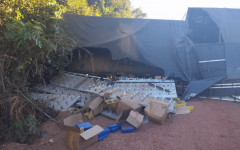 Tabletes de drogas foram encontrados em meio à carga de um caminhão que tombou na BR-010.