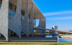 Governo brasileiro afirma que aplicará a Lei da Reciprocidade após tarifa dos EUA.