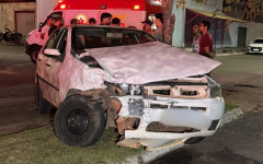 Fiat Palio parou no canteiro central da Av. Brasil no setor Coimbra.