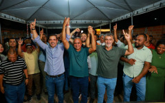 Prefeito Levi Teixeira anunciou apoio à pré-candidatura de Vicentinho Júnior durante encontro político em Santa Rosa do Tocantins.