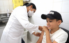 Campanha de multivacinação será realizada nas UBS e nas escolas da rede municipal para atualizar a caderneta de vacinação.