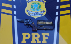 Arma de fogo, munições e comprimidos de anfetamina foram apreendidos pela PRF durante fiscalização na BR-153.