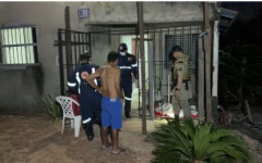 Vítima foi atingida com várias golpes de faca e ainda foi degolada. 