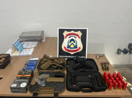 Três armas de fogo e 180 munições  foram encontradas na casa do suspeito
