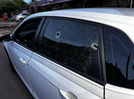 Veículo da vítima foi atingido por pelo menos dois disparos. 