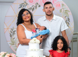 Casal posa ao lado dos filhos durante o Casamento Comunitário, simbolizando a união familiar