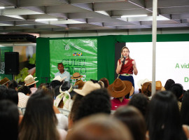 A comunicadora e mentora, Sirlei Benetti, realizou a palestra