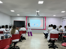 Estudantes durante aula prática no curso de Medicina do Unitpac 