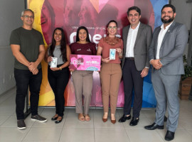 Entrega dos prêmios da campanha Meus Amores reuniu os ganhadores, vendedoras e a diretoria da ACIARA. Na imagem: Presidente Fábio Lopes, Vice-presidente Tomas Vaz e o Diretor Roger Kuhn, ao lado das premiadas.