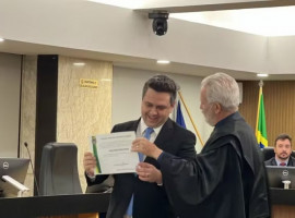 Tiago Dimas (Podemos) recebe diploma do presidente do TRE, João Rigo Guimarães 
