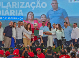 Governador Wanderlei Barbosa e presidente Luiz Inácio Lula da Silva assinam, em Araguatins, acordo que garante ao Tocantins a gestão fundiária de 1,9 milhão de hectares de terras da União