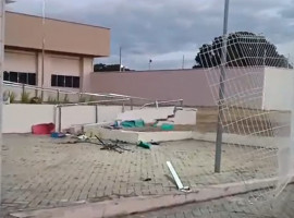 Polícia Civil do Tocantins prende homem em flagrante após colidir caminhonete no muro do Fórum de Paraíso.