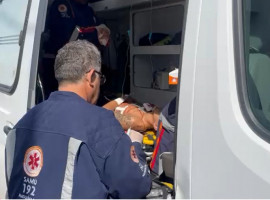 Jovem esfaqueado é socorrido em Araguaína; suspeito fugiu