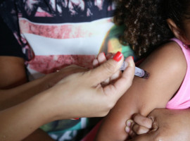 Durante o Dia D, todas as Unidades Básicas de Saúde funcionarão das 8h às 17h com a vacinação contra o sarampo e atualização dos cartões de vacinação para as demais vacinas da rotina.