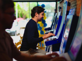 Apostadores conferem as novidades na nova loja da Lototins. Além da diversão, parte do valor das apostas é reinvestida em ações sociais no Estado.