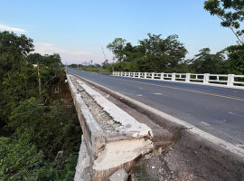 Anteparo da ponte ficou danificado após caminhão colidir lateralmente e sair da pista, na BR-153, em Araguaína.