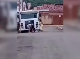 O policial militar foi filmado agredindo um idoso de 62 anos na cidade no último domingo. 